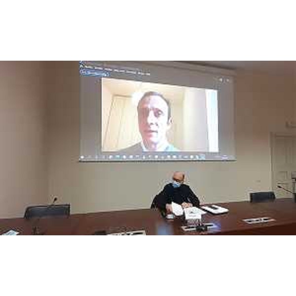 Il governatore Massimiliano Fedriga collegato in videoconferenza e il vicegovernatore Riccardo Riccardi - Il governatore Massimiliano Fedriga collegato in videoconferenza e il vicegovernatore Riccardo Riccardi