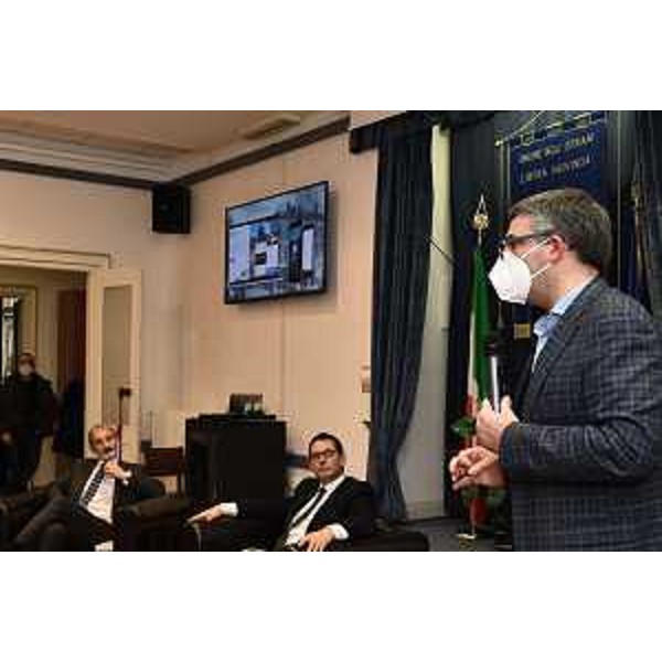 L'assessore regionale alle Autonomie locali Pierpaolo Roberti nella sede dell'Unione degli Istriani. Da sinistra a destra: Pietro Senaldi, condirettore di Libero, Massimiliano Lacota, presidente dell'Unione e Roberti, al microfono - L'assessore regionale alle Autonomie locali Pierpaolo Roberti nella sede dell'Unione degli Istriani. Da sinistra a destra: Pietro Senaldi, condirettore di Libero, Massimiliano Lacota, presidente dell'Unione e Roberti, al microfono