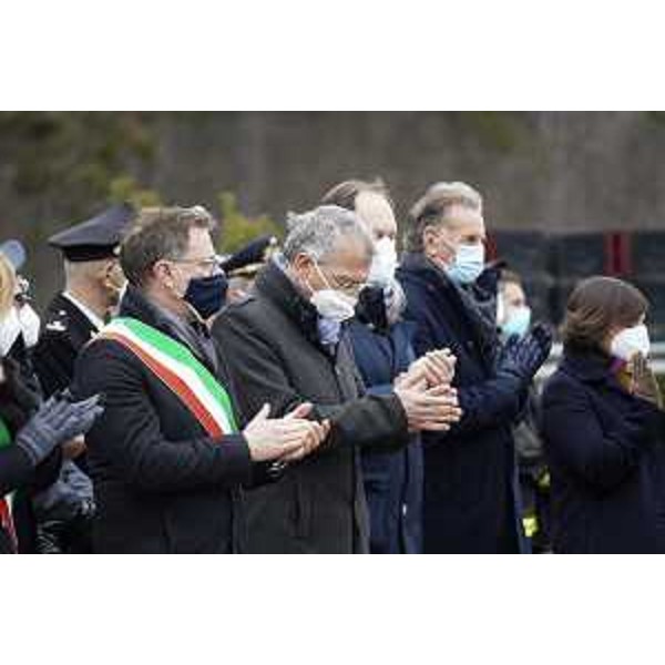 Il presidente del Cr Fvg, Piero Mauro Zanin, applaude le parole del governatore Massimiliano Fedriga - Il presidente del Cr Fvg, Piero Mauro Zanin, applaude le parole del governatore Massimiliano Fedriga