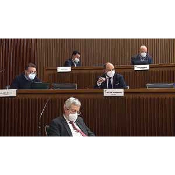 I consiglieri del Pd (Enzo Marsilio, Franco Iacop, Diego Moretti e Roberto Cosolinij) con il collega Furio Honsell (Open Sinistra Fvg) - I consiglieri del Pd (Enzo Marsilio, Franco Iacop, Diego Moretti e Roberto Cosolinij) con il collega Furio Honsell (Open Sinistra Fvg)