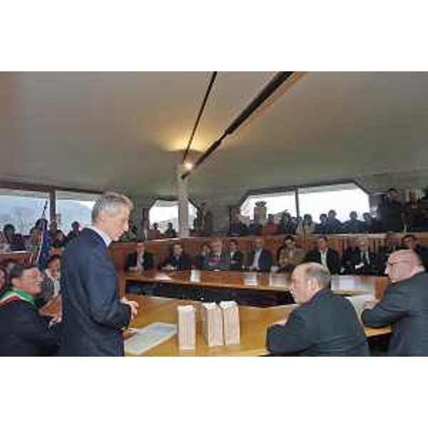 Il Presidente della Regione, ed altri amministratori regionali, con il Sindaco nella sede del Comune di Meduno. (Meduno 21/03/08)