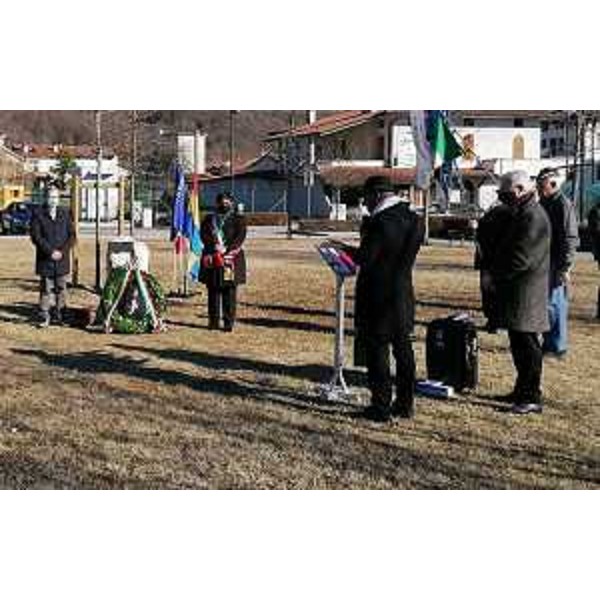 L'assessore regionale Stefano Zannier accanto al cippo commemorativo - L'assessore regionale Stefano Zannier accanto al cippo commemorativo