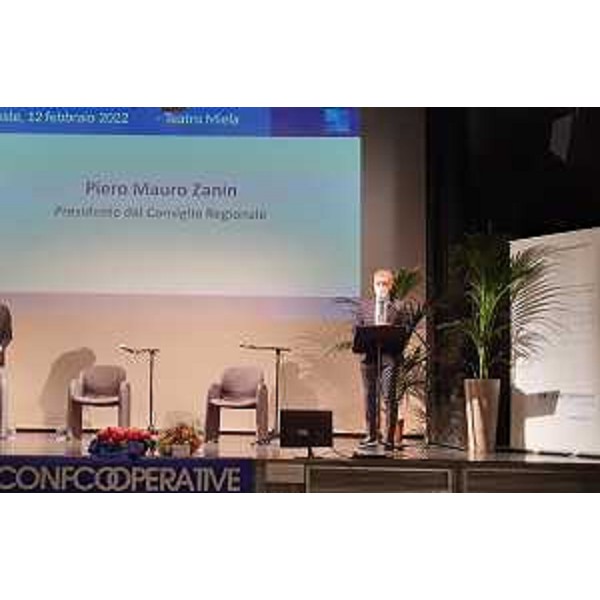 Il presidente Piero Mauro Zanin alla nascita di Confcooperative Alpe Adria - Il presidente Piero Mauro Zanin alla nascita di Confcooperative Alpe Adria