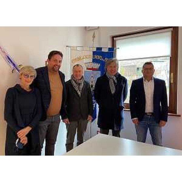 L'assessore regionale alle Attività produttive Sergio Emidio Bini con il sindaco di Castelnovo Iuri Del Toso (primo da destra) e la giunta comunale nella sala consiliare del Municipio - L'assessore regionale alle Attività produttive Sergio Emidio Bini con il sindaco di Castelnovo Iuri Del Toso (primo da destra) e la giunta comunale nella sala consiliare del Municipio