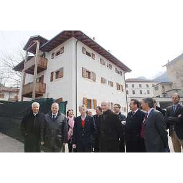 Presidente della Regione, amministratori regionali e amministratori locali visitano il cantiere della Stazione forestale di Claut. (Claut 21/03/08)
