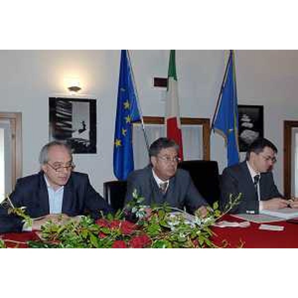 Roberto Antonaz (Assessore regionale all’istruzione, cultura, sport e pace), Ezio Beltrame (Assessore regionale alla salute e protezione sociale) e Gianni Pecol Cominotto (Assessore regionale all’organizzazione, personale e sistemi informativi) alla conferenza stampa della Giunta Regionale tenutasi a Casarsa della Delizia il 05/05/06