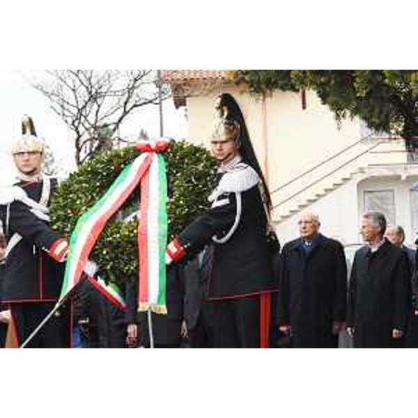 Il Presidente della Repubblica Giorgio Napolitano e il Presidente della Regione alla deposizione di una corona al Monumento che ricorda i 503 "cantierini" italiani e sloveni caduti durante la Resistenza. (Monfalcone 27/03/08)