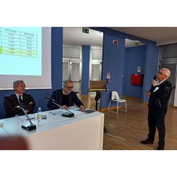 Il presidente Piero Mauro Zanin (a sinistra) accanto al consigliere regionale Emanuele Zanon e all'economista Fulvio Mattioni - Il presidente Piero Mauro Zanin (a sinistra) accanto al consigliere regionale Emanuele Zanon e all'economista Fulvio Mattioni