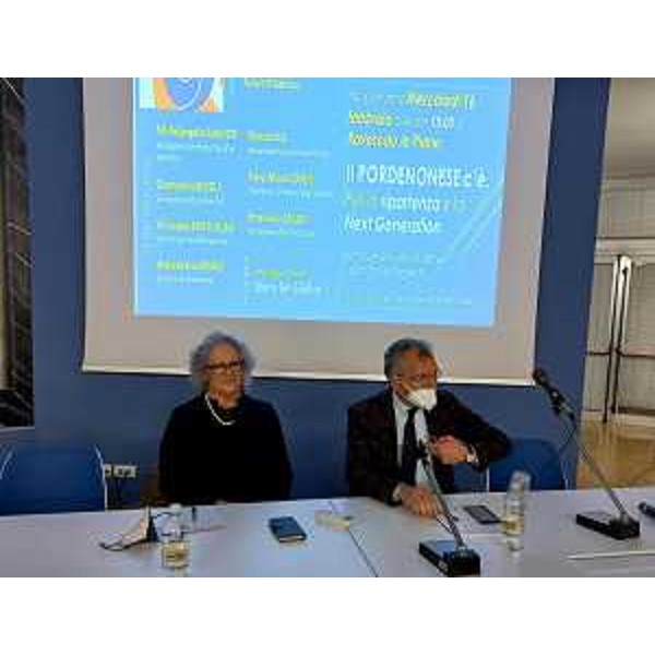 Un altro momento del convegno sulla ripartenza: accanto al presidente Zanin, la moderatrice Elena Del Giudice - Un altro momento del convegno sulla ripartenza: accanto al presidente Zanin, la moderatrice Elena Del Giudice