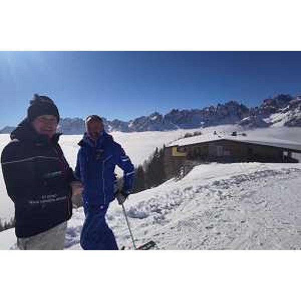 L'assessore regionale alle Attività produttive Sergio Emidio Bini insieme al direttore della scuola di sci "Forni di Sopra" Gianni Coradazzi - L'assessore regionale alle Attività produttive Sergio Emidio Bini insieme al direttore della scuola di sci "Forni di Sopra" Gianni Coradazzi