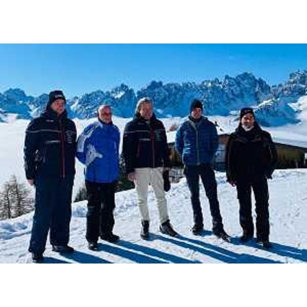 L'assessore regionale alle Attività produttive Sergio Emidio Bini insieme agli amministratori locali presenti al sopralluogo - L'assessore regionale alle Attività produttive Sergio Emidio Bini insieme agli amministratori locali presenti al sopralluogo