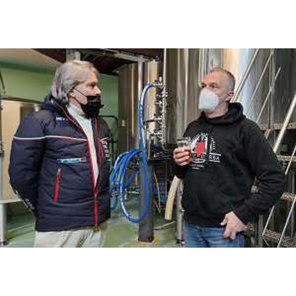 L'assessore regionale alle Attività produttive Sergio emidio Bini durante il sopralluogo al birrificio Foglie d'Erba a Forni di Sopra - L'assessore regionale alle Attività produttive Sergio emidio Bini durante il sopralluogo al birrificio Foglie d'Erba a Forni di Sopra