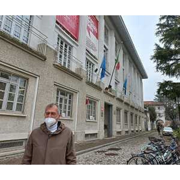 Il presidente del Cr Fvg, Piero Mauro Zanin, all'esterno del liceo Sello, in piazza Primo Maggio a Udine - Il presidente del Cr Fvg, Piero Mauro Zanin, all'esterno del liceo Sello, in piazza Primo Maggio a Udine