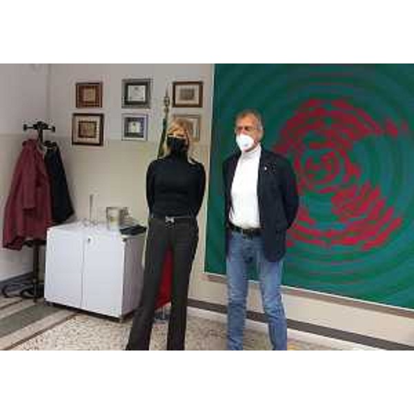 Il presidente del Cr Fvg, Piero Mauro Zanin, con la dirigente Rizzatto nella sede dell'istituto udinese - Il presidente del Cr Fvg, Piero Mauro Zanin, con la dirigente Rizzatto nella sede dell'istituto udinese