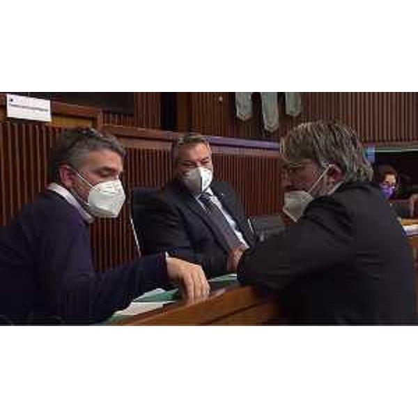 Il presidente della V Commissione consiliare, Diego Bernardis (Lega), tra l'assessore Pierpaolo Roberti e il collega Antonio Calligaris (Lega) - Il presidente della V Commissione consiliare, Diego Bernardis (Lega), tra l'assessore Pierpaolo Roberti e il collega Antonio Calligaris (Lega)