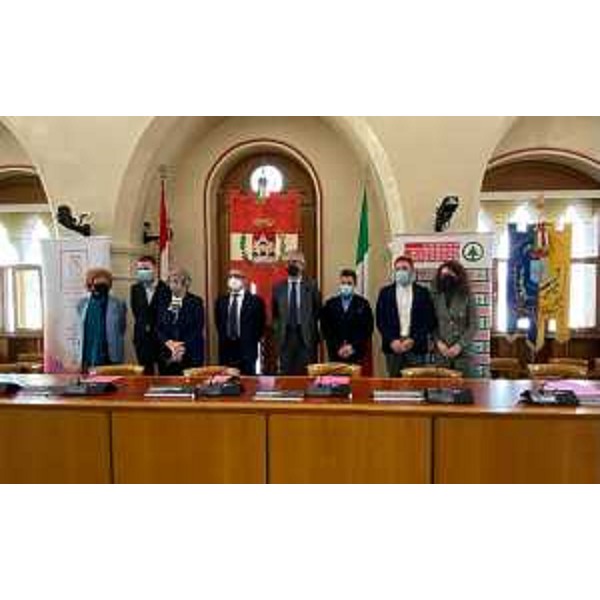 L'assessore regionale alla Cultura Tiziana Gibelli durante la presentazione dell'ottava edizione dell'iniziativa benefica "Il mondo ha bisogno delle donne", assieme al sindaco e al questore di Pordenone Alessandro Ciriani e Luca Carocci, al direttore regionale di Aspiag Service Fabrizio Cicero e a Silvia Brunetta presidente dell'Associazione "Voce Donna Onlus". - L'assessore regionale alla Cultura Tiziana Gibelli durante la presentazione dell'ottava edizione dell'iniziativa benefica "Il mondo ha bisogno delle donne", assieme al sindaco e al questore di Pordenone Alessandro Ciriani e Luca Carocci, al direttore regionale di Aspiag Service Fabrizio Cicero e a Silvia Brunetta presidente dell'Associazione "Voce Donna Onlus".