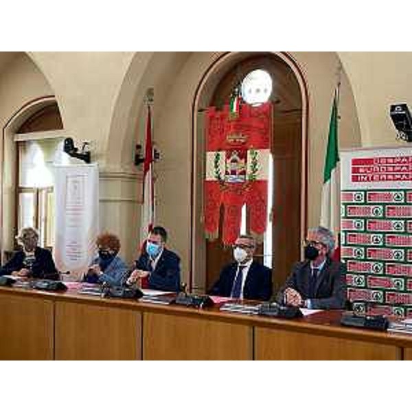L'assessore regionale alla Cultura Tiziana Gibelli durante la presentazione dell'ottava edizione dell'iniziativa benefica "Il mondo ha bisogno delle donne", assieme al sindaco e al questore di Pordenone Alessandro Ciriani e Luca Carocci, al direttore regionale di Aspiag Service Fabrizio Cicero e a Silvia Brunetta presidente dell'Associazione "Voce Donna Onlus". - L'assessore regionale alla Cultura Tiziana Gibelli durante la presentazione dell'ottava edizione dell'iniziativa benefica "Il mondo ha bisogno delle donne", assieme al sindaco e al questore di Pordenone Alessandro Ciriani e Luca Carocci, al direttore regionale di Aspiag Service Fabrizio Cicero e a Silvia Brunetta presidente dell'Associazione "Voce Donna Onlus".
