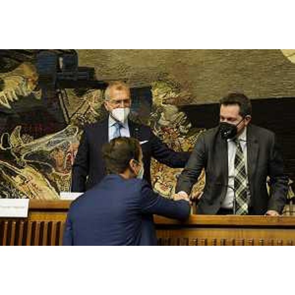 Il presidente del Cr Fvg, Piero Mauro Zanin, e il governatore Fvg, Massimiliano Fedriga, ringraziano per l'intervento il professore Davide Rossi - Il presidente del Cr Fvg, Piero Mauro Zanin, e il governatore Fvg, Massimiliano Fedriga, ringraziano per l'intervento il professore Davide Rossi