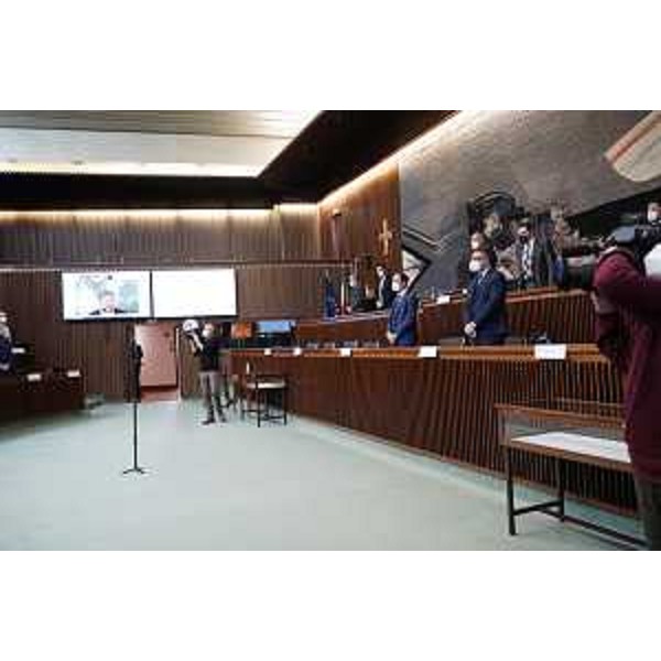 I banchi della Presidenza e della Giunta durante il minuto di silenzio per il Giorno del Ricordo - I banchi della Presidenza e della Giunta durante il minuto di silenzio per il Giorno del Ricordo