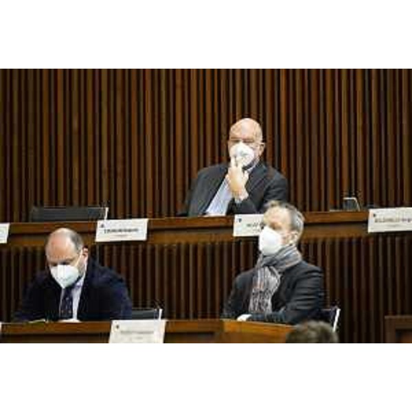 L'ala Pd dell'Aula con, in alto, il relatore Roberto Cosolini - L'ala Pd dell'Aula con, in alto, il relatore Roberto Cosolini