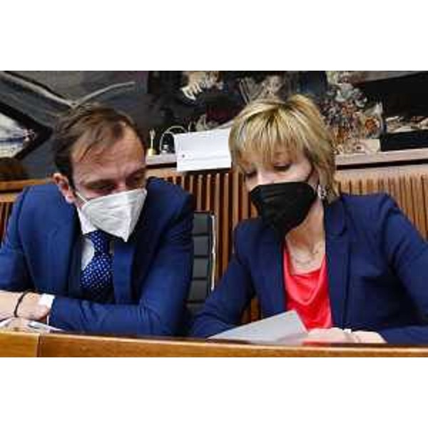 L'assessore alle Finanze Barbara Zilli in Aula insieme al governatore Massimiliano Fedriga - L'assessore alle Finanze Barbara Zilli in Aula insieme al governatore Massimiliano Fedriga