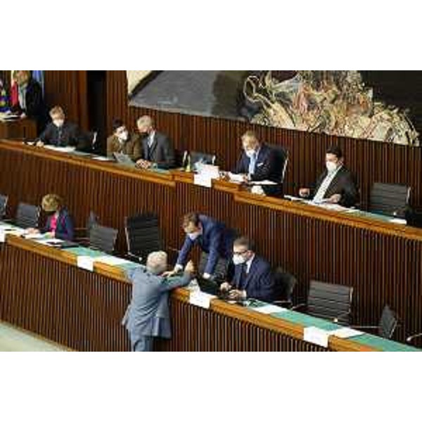 I banchi della Presidenza Cr e della Giunta - I banchi della Presidenza Cr e della Giunta