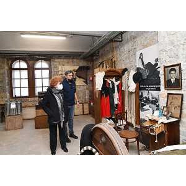 L'assessore regionale alla Cultura, Tiziana Gibelli, visita l'esposizione delle masserizie degli esuli al Magazzino 26 con il direttore dell'Irci, Paolo Delbello - L'assessore regionale alla Cultura, Tiziana Gibelli, visita l'esposizione delle masserizie degli esuli al Magazzino 26 con il direttore dell'Irci, Paolo Delbello