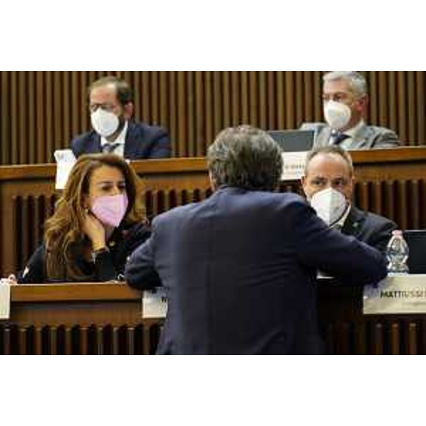 In primo piano, Mara Piccin e Giuseppe Nicoli (FI) e, di spalle, Mauro Di Bert (PrFvg/Ar) - In primo piano, Mara Piccin e Giuseppe Nicoli (FI) e, di spalle, Mauro Di Bert (PrFvg/Ar)