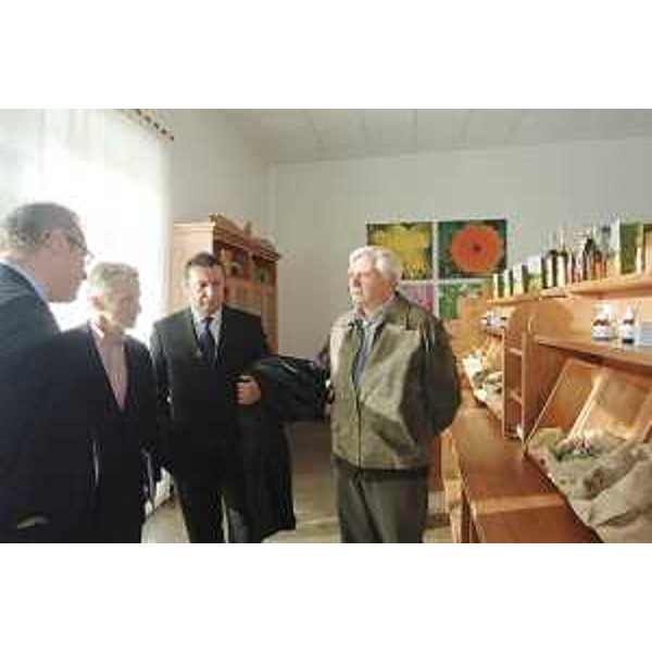 Il Presidente della Regione e l'Assessore regionale alle Risorse agricole a Cercivento in occasione del Convegno internazionale sulla filiera delle erbe officinali. (Cercivento 29/03/08)