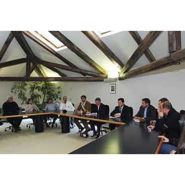 Il Sindaco di Teor e altri amministratori comunali con il Presidente della Regione e l'Assessore regionale alle Autonomie locali nella sede municipale di Teor. (Teor 01/04/08)