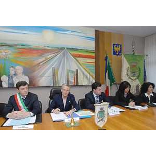 Il Presidente della Regione e l'Assessore regionale alle Autonomie locali nella sede municipale di Pocenia con il Sindaco e altri amministratori comunali. (Pocenia 01/04/08)
