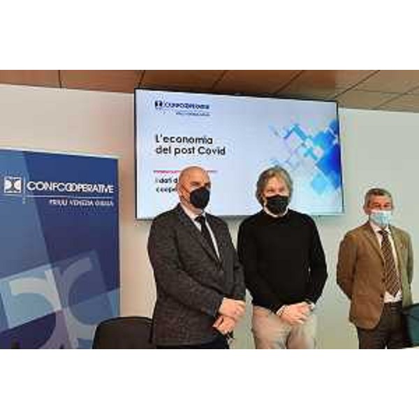 Lassessore regionale alle Attività produttive Sergio Emidio Bini alla presentazione dei dati sui numeri della cooperazione "Leconomia post Covid", organizzato da Confcooperative Friuli Venezia Giulia. - Lassessore regionale alle Attività produttive Sergio Emidio Bini alla presentazione dei dati sui numeri della cooperazione "Leconomia post Covid", organizzato da Confcooperative Friuli Venezia Giulia.