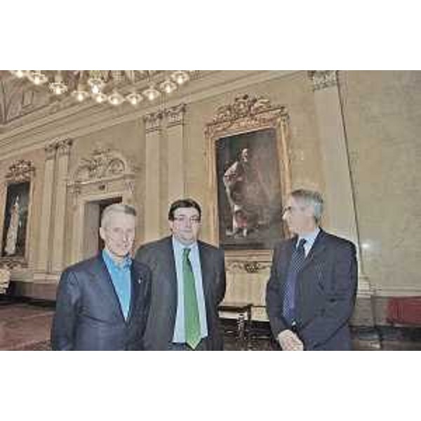 Il Presidente della Regione con Stefano Fantinel (Presidente Triestina Calcio) e Antonino Carnelutti (Vicepresidente Triestina Calcio), nella sede della Regione a Trieste. (Trieste 02/04/08)