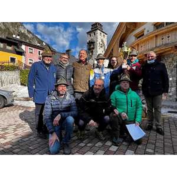 Foto di gruppo con la squadra vincitrice per il presidente del Cr Fvg, Piero Mauro Zanin - Foto di gruppo con la squadra vincitrice per il presidente del Cr Fvg, Piero Mauro Zanin