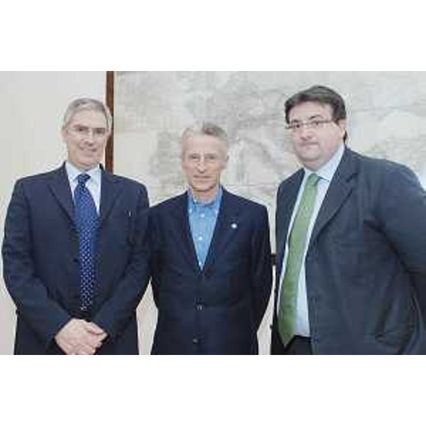 Il Presidente della Regione con Stefano Fantinel (Presidente Triestina Calcio) e Antonino Carnelutti (Vicepresidente Triestina Calcio), nella sede della Regione a Trieste. (Trieste 02/04/08)