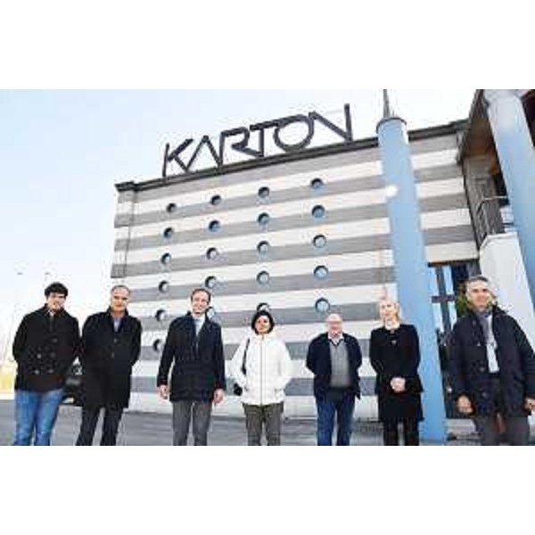 Il governatore della Regione Massimiliano Fedriga con il presidente dell'azienda Giovanni Bressan all'esterno della Karton di Sacile - Il governatore della Regione Massimiliano Fedriga con il presidente dell'azienda Giovanni Bressan all'esterno della Karton di Sacile