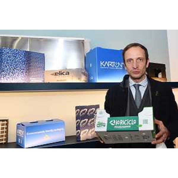 Il governatore della Regione Massimiliano Fedriga con uno degli imballlaggi prodotti dalla Karton di Sacile - Il governatore della Regione Massimiliano Fedriga con uno degli imballlaggi prodotti dalla Karton di Sacile