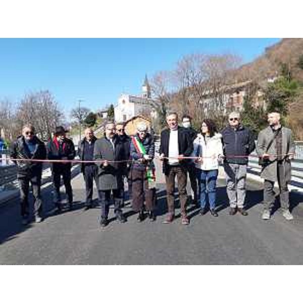 L'assessore regionale alle Infrastrutture e territorio, Graziano Pizzimenti, con il sindaco di Ragogna al taglio del nastro del ponte lungo la ex provinciale n.5 - L'assessore regionale alle Infrastrutture e territorio, Graziano Pizzimenti, con il sindaco di Ragogna al taglio del nastro del ponte lungo la ex provinciale n.5