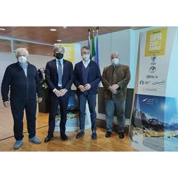 Da sinistra: il presidente dellAsd Camosci Fabrizio Di Val, l'assessore regionale alle Attività produttive Sergio Emidio Bini, lassessore allo Sport e al Turismo di Sappada, Silvio Fauner, il presidente del comitato Fisi Fvg, Maurizio Dunnhofer - Da sinistra: il presidente dellAsd Camosci Fabrizio Di Val, l'assessore regionale alle Attività produttive Sergio Emidio Bini, lassessore allo Sport e al Turismo di Sappada, Silvio Fauner, il presidente del comitato Fisi Fvg, Maurizio Dunnhofer