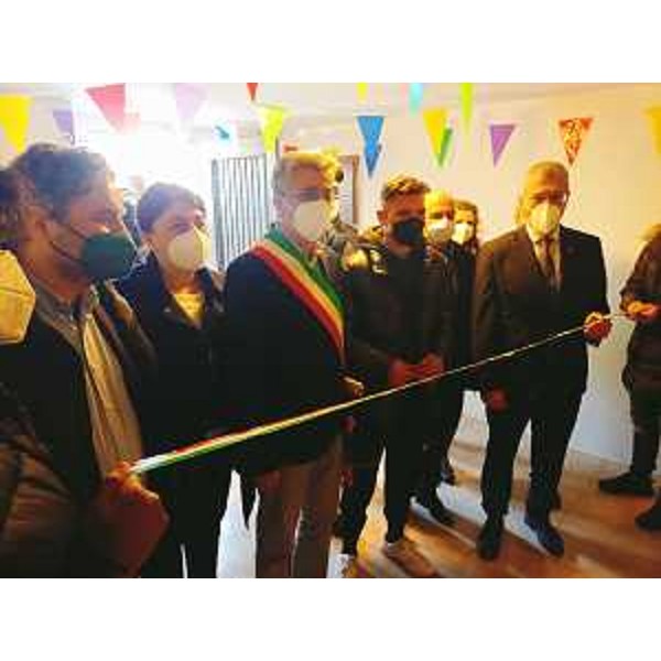 Il presidente Piero Mauro Zanin (a destra) durante il taglio del nastro del nuovo appartamento - Il presidente Piero Mauro Zanin (a destra) durante il taglio del nastro del nuovo appartamento