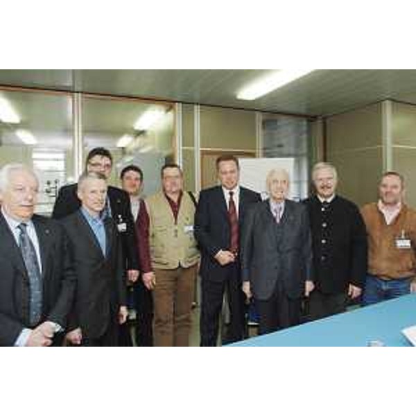 Il Presidente della Regione con dirigenti e rappresentanti dei lavoratori della Cartiera Burgo di Tolmezzo. (Tolmezzo 03/04/08)