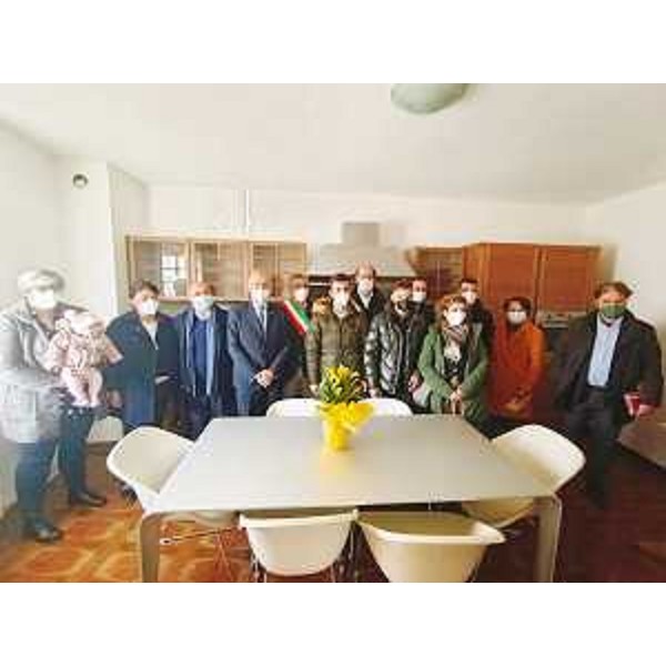 La foto di gruppo dei partecipanti alla cerimonia - La foto di gruppo dei partecipanti alla cerimonia