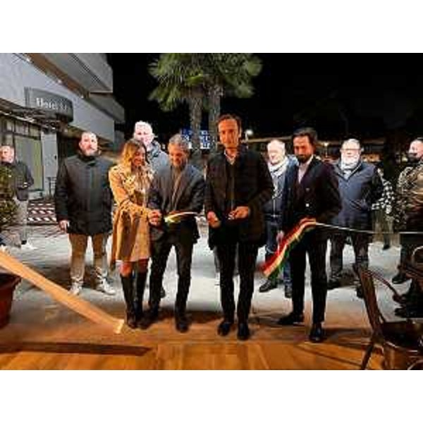 Il taglio del nastro del nuovo locale a Lignano alla presenza del governatore della Regione Massimiliano Fedriga - Il taglio del nastro del nuovo locale a Lignano alla presenza del governatore della Regione Massimiliano Fedriga