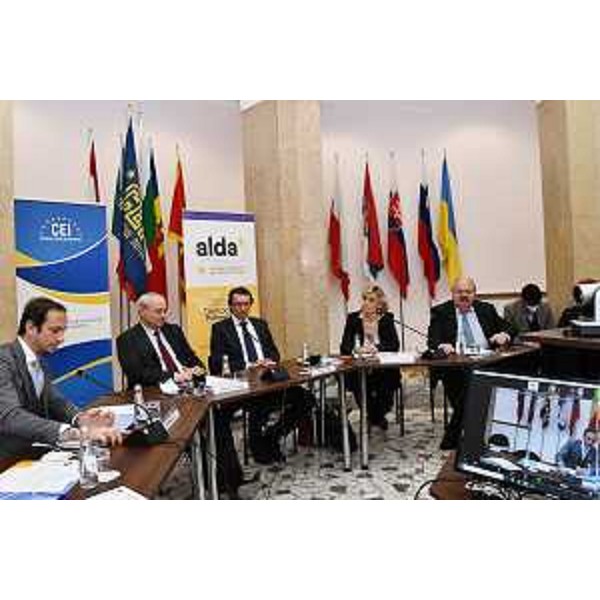 Il governatore del Friuli Venezia Giulia Massimiliano Fedriga alla firma del protocollo di collaborazione tra Central European Initiative (Iniziativa centro europea-Ince) e European Association for Local Democracy (Associazione Europea per la Democrazia Locale), da parte del segretario generale dellInce Roberto Antonione e del presidente dellAlda Oriano Otocan. - Il governatore del Friuli Venezia Giulia Massimiliano Fedriga alla firma del protocollo di collaborazione tra Central European Initiative (Iniziativa centro europea-Ince) e European Association for Local Democracy (Associazione Europea per la Democrazia Locale), da parte del segretario generale dellInce Roberto Antonione e del presidente dellAlda Oriano Otocan.