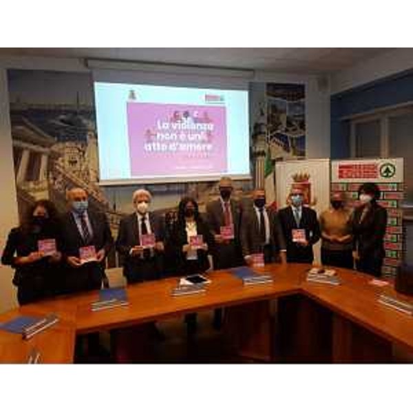 Foto di gruppo al termine della conferenza stampa di presentazione della campagna di prevenzione e contrasto alla violenza di genere. L'assessore Rosolen è il primo da destra - Foto di gruppo al termine della conferenza stampa di presentazione della campagna di prevenzione e contrasto alla violenza di genere. L'assessore Rosolen è il primo da destra 