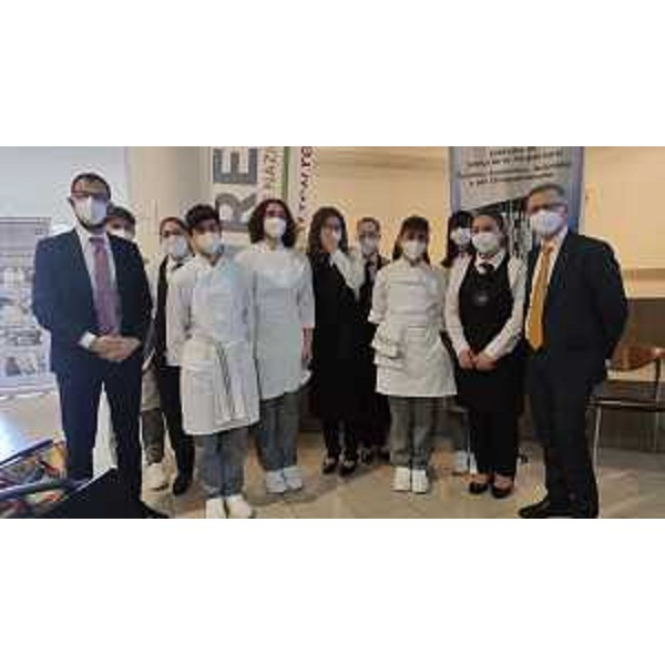 L'assessore regionale alle Risorse agroalimentari e forestali Stefano Zannier (a destra) nella foto di gruppo con il ministro delle Politiche agricole, alimentari e forestali Stefano Patuanelli (a sinistra) e gli studenti dell'Isis Stringher di Udine - L'assessore regionale alle Risorse agroalimentari e forestali Stefano Zannier (a destra) nella foto di gruppo con il ministro delle Politiche agricole, alimentari e forestali Stefano Patuanelli (a sinistra) e gli studenti dell'Isis Stringher di Udine