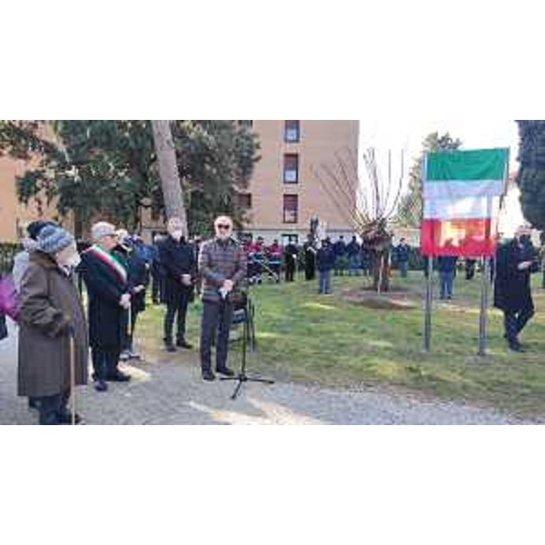 Il vicegovernatore del Friuli Venezia Giulia Riccardo Riccardi a Udine, nel Parco della Rimembranza, alla cerimonia di piantumazione di un gelso a ricordo di Giovanni Palatucci. - Il vicegovernatore del Friuli Venezia Giulia Riccardo Riccardi a Udine, nel Parco della Rimembranza, alla cerimonia di piantumazione di un gelso a ricordo di Giovanni Palatucci.