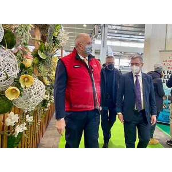 L'assessore regionale alle Foreste Stefano Zannier in vista agli stand della fiera Ortogiardino di Pordenone con il presidente dell'ente Renato Puiatti - L'assessore regionale alle Foreste Stefano Zannier in vista agli stand della fiera Ortogiardino di Pordenone con il presidente dell'ente Renato Puiatti
