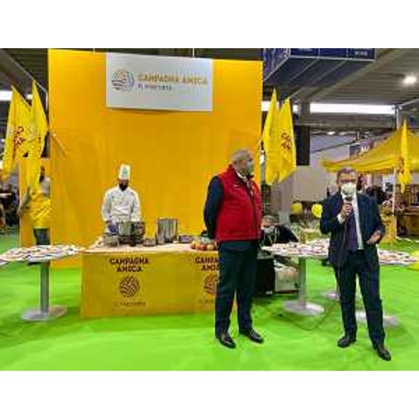 L'assessore regionale alle risorse Agrolimentari Stefano Zannier con il presidente dell'ente Fiera Renato Puiatti nello stand di Campagna Amica allestito in occasione di Ortogiardino - L'assessore regionale alle risorse Agrolimentari Stefano Zannier con il presidente dell'ente Fiera Renato Puiatti nello stand di Campagna Amica allestito in occasione di Ortogiardino