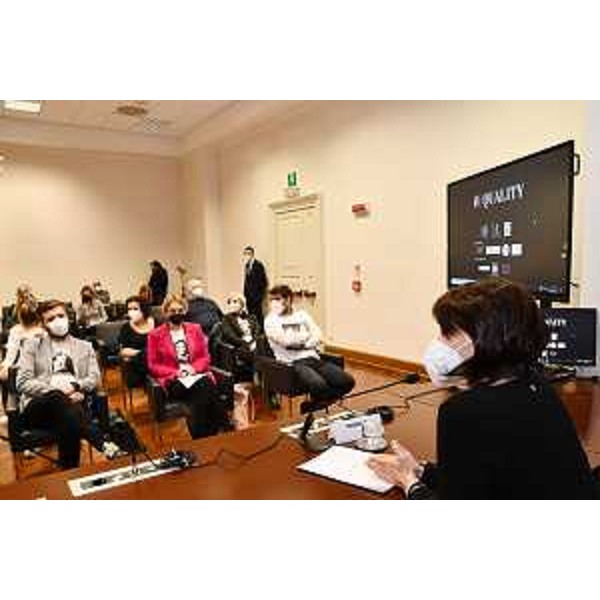 Lassessore regionale al Lavoro, formazione, istruzione, ricerca, università, famiglia e pari opportunità, Alessia Rosolen, durante la presentazione della campagna di comunicazione "Pillole di parità" - Lassessore regionale al Lavoro, formazione, istruzione, ricerca, università, famiglia e pari opportunità, Alessia Rosolen, durante la presentazione della campagna di comunicazione "Pillole di parità"